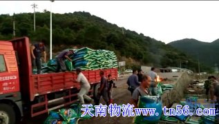 6.8米回程車(chē)到農(nóng)場(chǎng)卸化肥